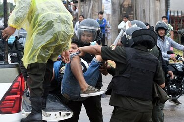 Oposición protesta contra el gobierno de Bolivia, que alerta sobre ‘golpe de Estado’