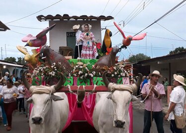 Residentes de La Villa celebran la Semana del Campesino