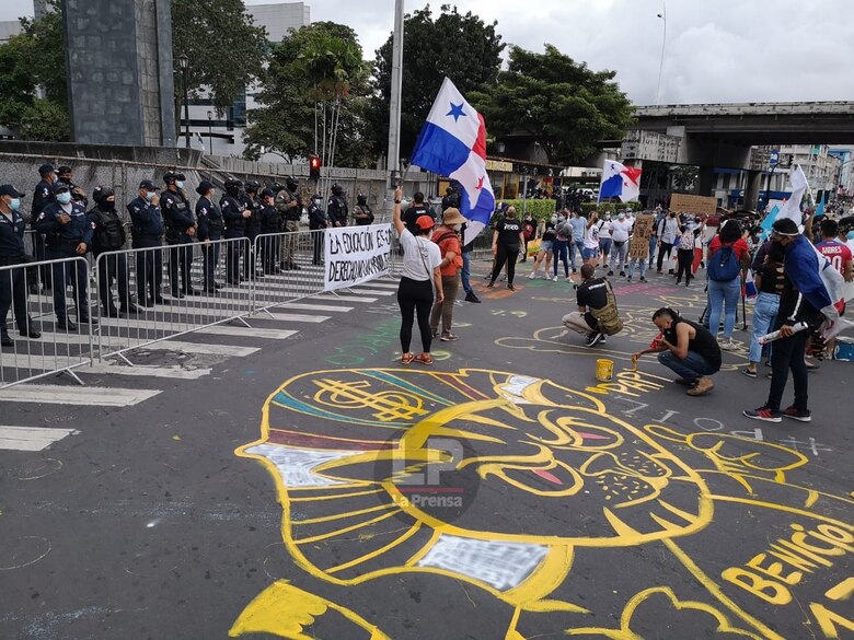 Protesta contra el Gobierno frente a la Asamblea Nacional; detienen a un periodista y lo liberan casi 5 horas después