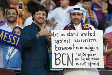 Tras el ataque, el balón vuelve a rodar en el Camp Nou de Barcelona