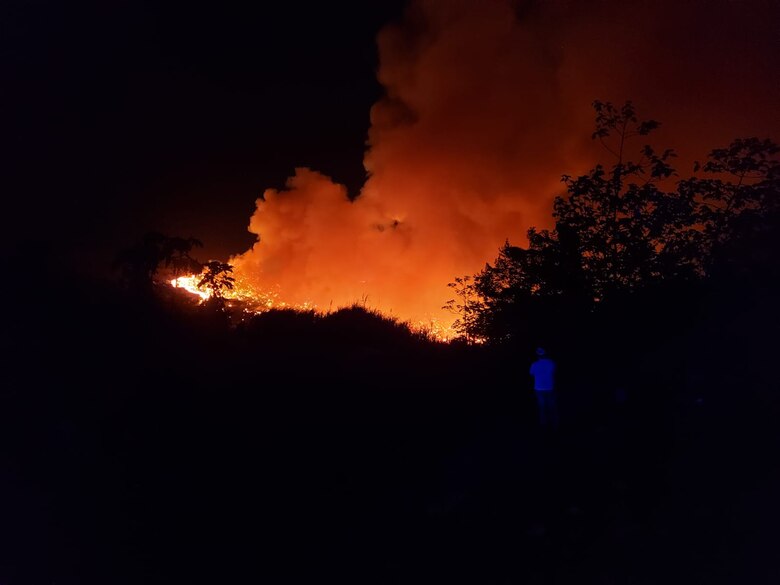 Bomberos batallan para controlar incendio en cerro Patacón