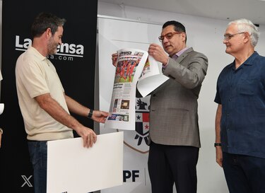 Thomas Christiansen recibe las portadas históricas de la clasificación al Mundial