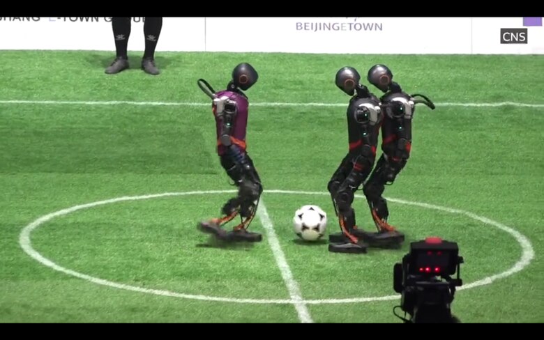 El partido de fútbol entre robots que mostró escaso nivel de destreza