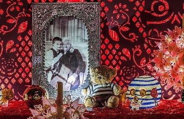 Diseñador Jean Paul Gaultier colabora en tradicional ofrenda del Día de los Muertos