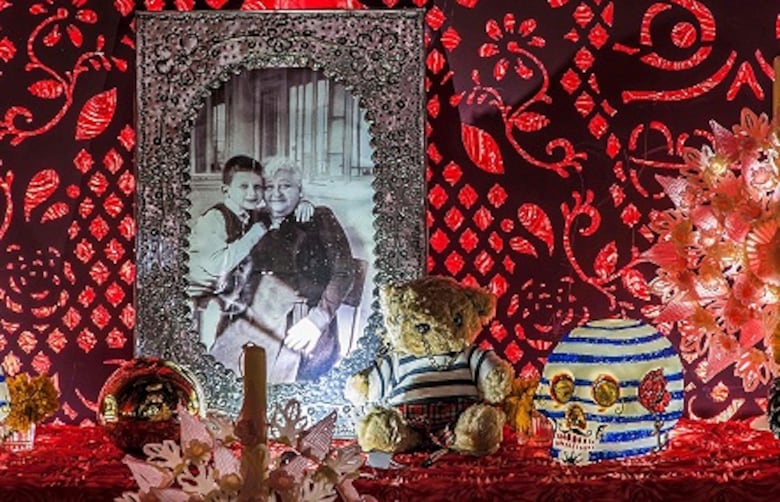 Diseñador Jean Paul Gaultier colabora en tradicional ofrenda del Día de los Muertos