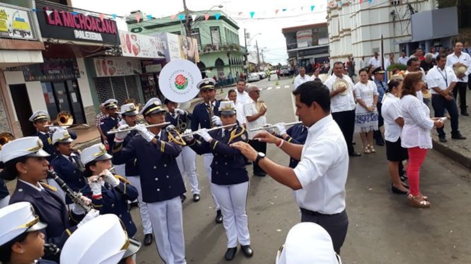 Banda musical del José Daniel Crespo hace recolecta para viajar a Pasadena
