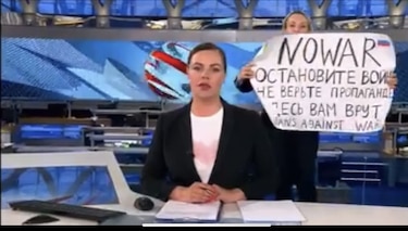 Tribunal ruso multa a mujer que protestó en televisión y la deja en libertad
