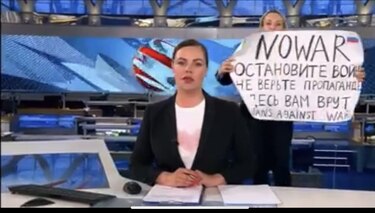 Tribunal ruso multa a mujer que protestó en televisión y la deja en libertad