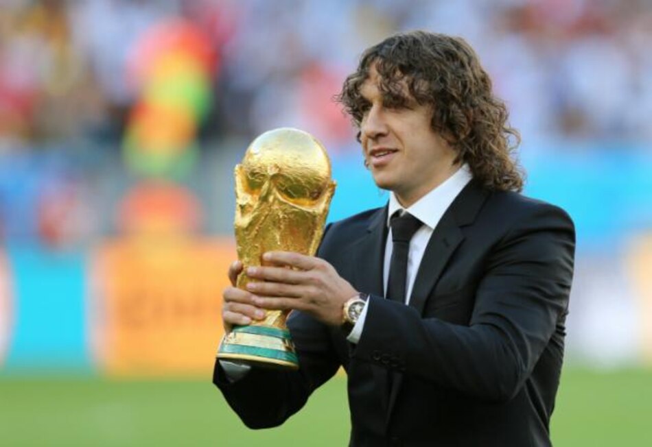 Puyol entrega el trofeo de campeón en el Maracaná