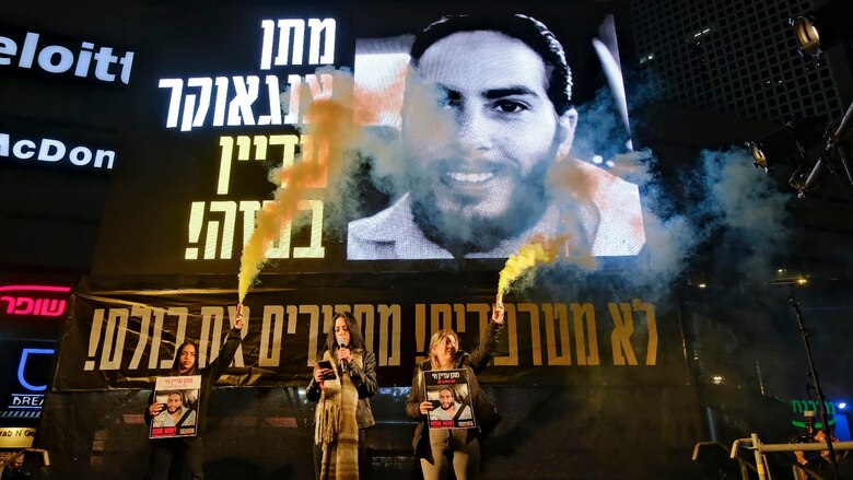 Israelíes protestan tras el segundo intercambio de rehenes para que todos sean liberados