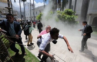 Partidarios de Maduro mantienen asedio en la Asamblea Nacional