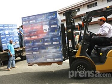 Sigue la distribución de agua en cisternas y botellas