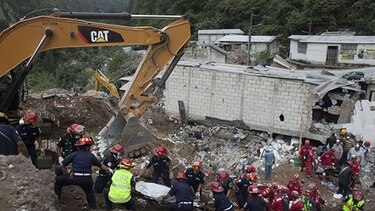 Reanudan labores de rescate en Guatemala y suben a 87 los muertos por alud