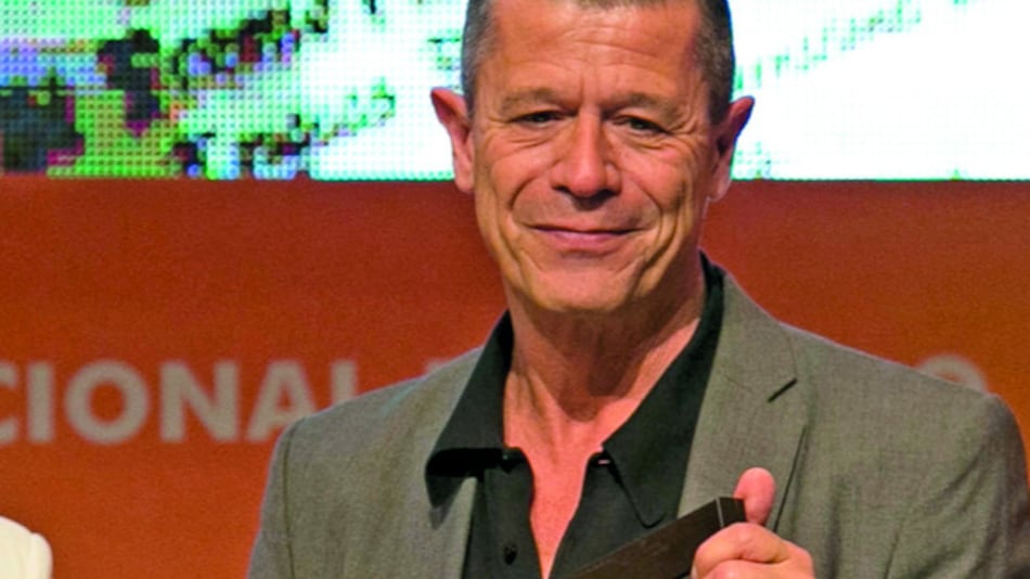 Carrère recibe premio FIL