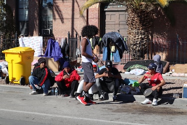 Texas envía buses con migrantes a la casa de Kamala Harris en Nochebuena