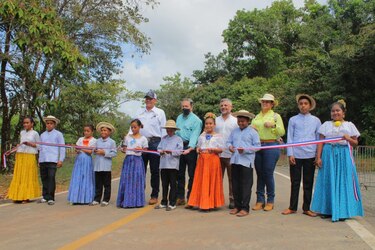 Presidente Cortizo reaparece junto a Sabonge en Veraguas: corta cinta en una carretera nueva e inaugura puentes
