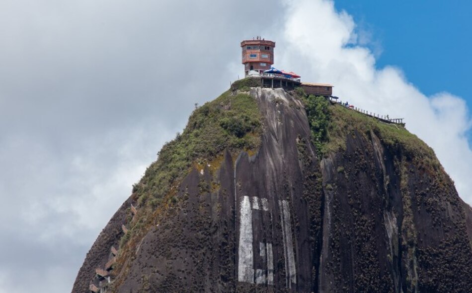 Panameña fallece al escalar El Peñón de Guatapé en Colombia