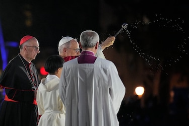 El papa bendice la Torre de Jesús de la Sagrada Familia, obra del ‘arquitecto de Dios’