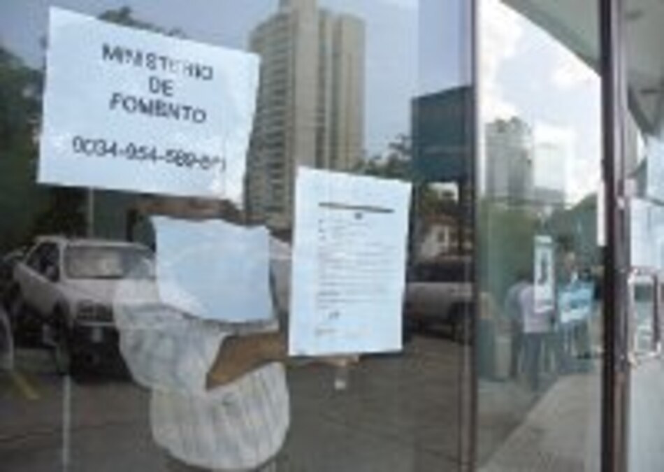 Afectados reclaman en las oficinas de Air Madrid