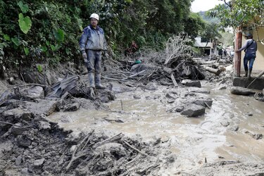 Sube la cifra de muertos por la avalancha en el centro de Colombia