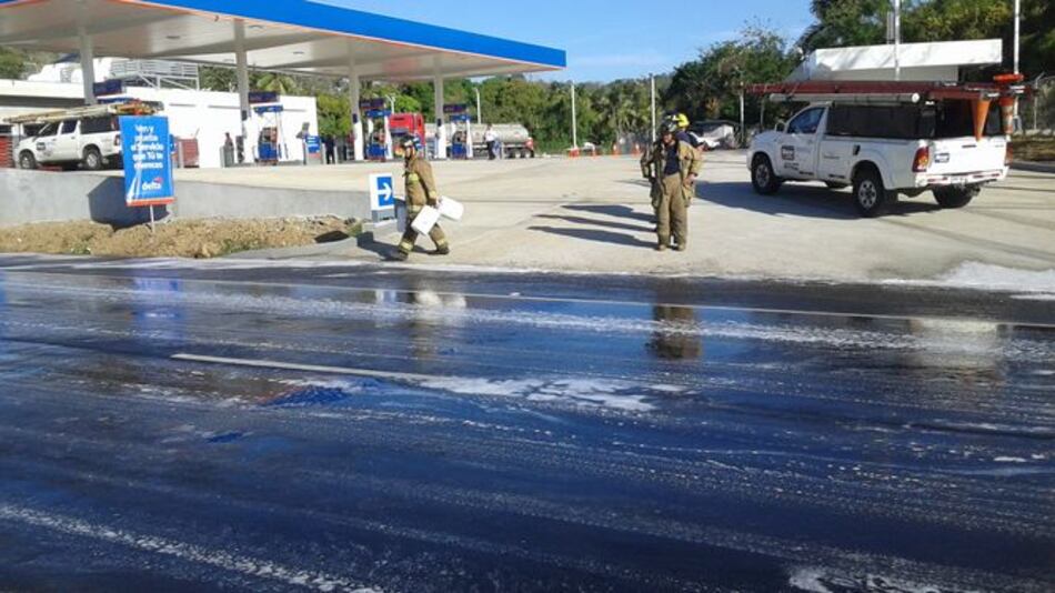 Tras derrame de combustible, restablecen tráfico vehicular en la Interamericana