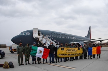 Llega a México avión con mexicanos y otros latinoamericanos evacuados de Ucrania