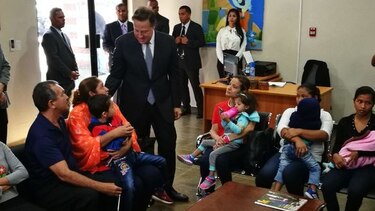 Varela asegura que en 15 días se habrá estabilizado la crisis de medicamentos e insumos en la CSS