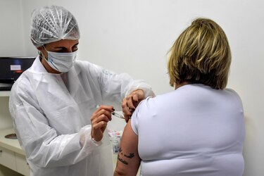 Oxford no ve evidencia de que las vacunas no protegen contra la variante Ómicron