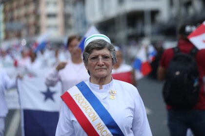 Enfermeras marchan hacia la Presidencia de República