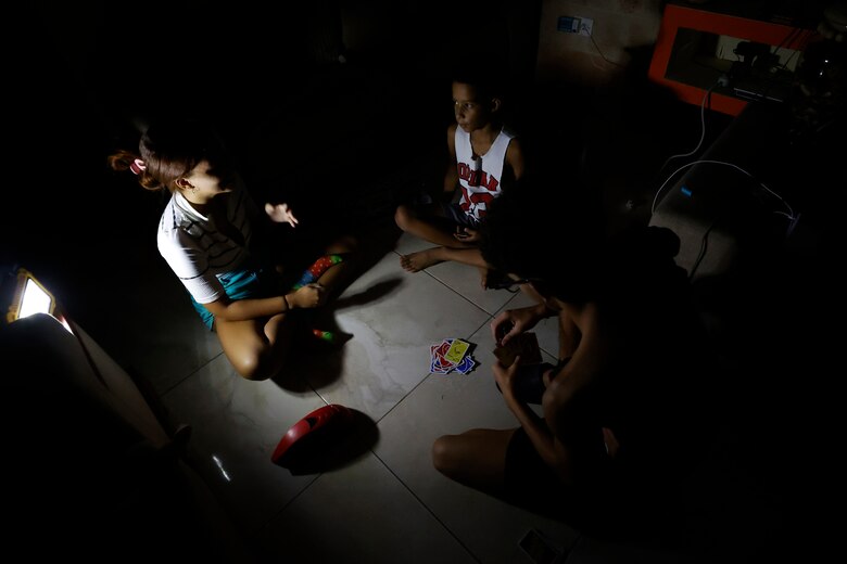 Calles espectrales y cena en hogueras: Una noche a oscuras en el gran apagón de Cuba