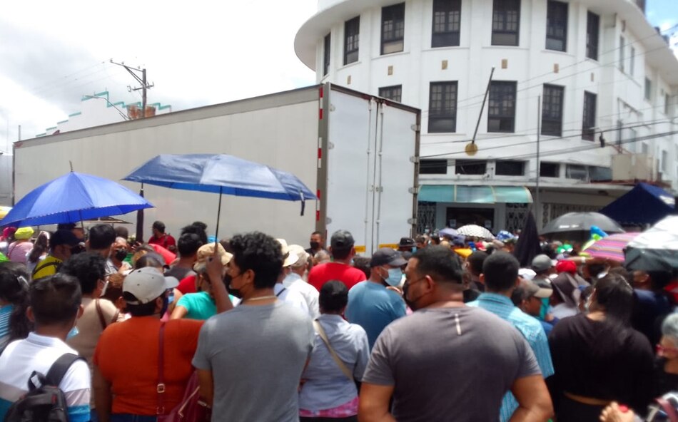 Productores afectados por los cierres donan legumbres en David, Chiriquí