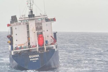 Barco español rescata a 6 marinos del buque panameño Guana accidentado cerca de Bretaña
