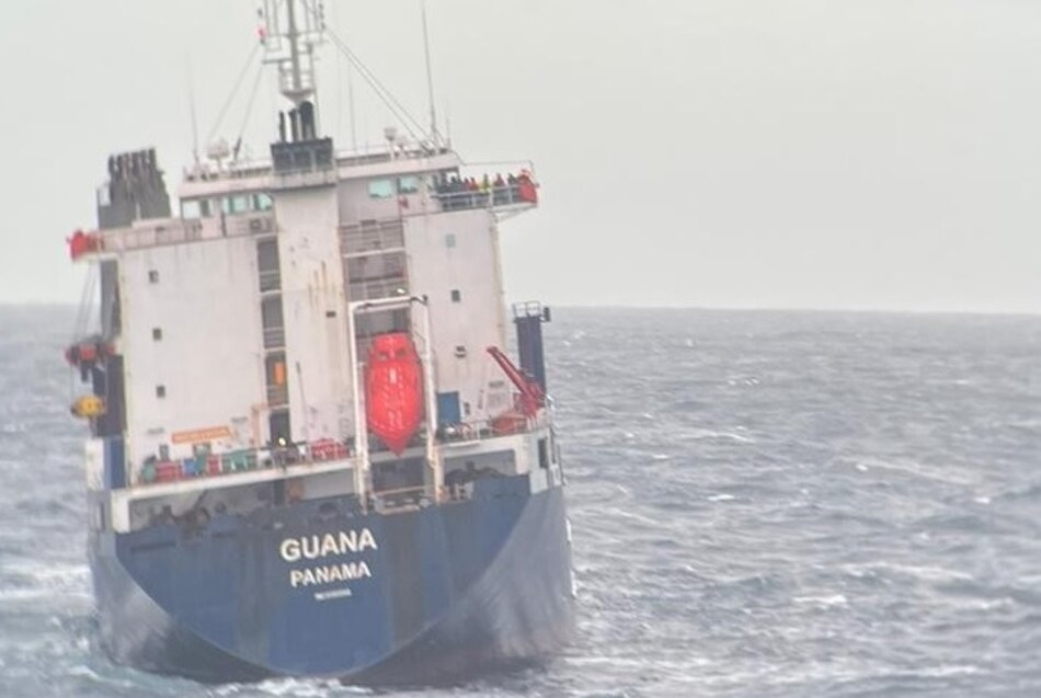 Barco español rescata a 6 marinos del buque panameño Guana accidentado cerca de Bretaña