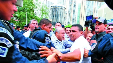 Conductores protestan contra Uber