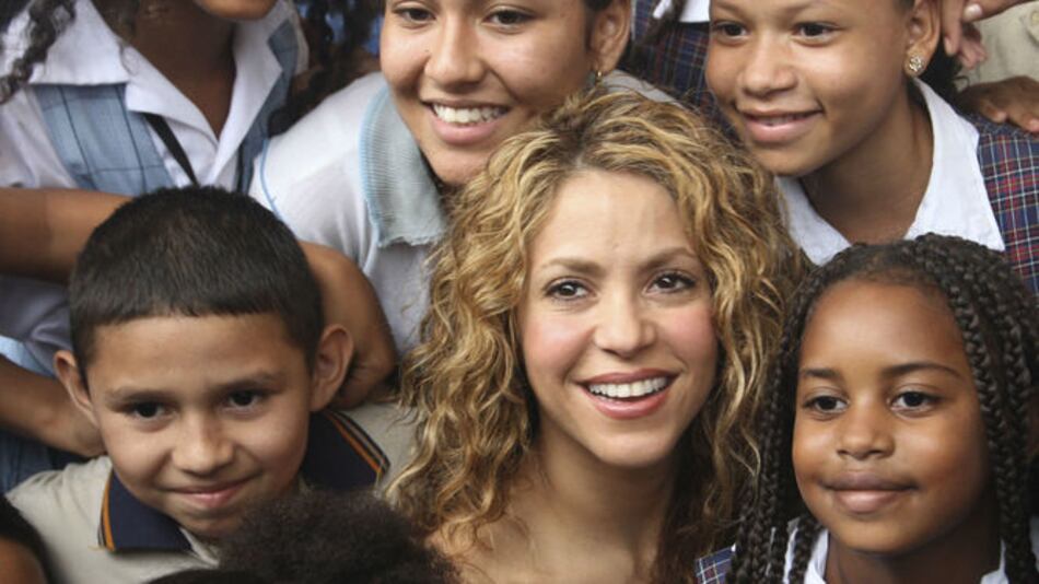 Shakira coloca la primera piedra de dos colegios en Colombia