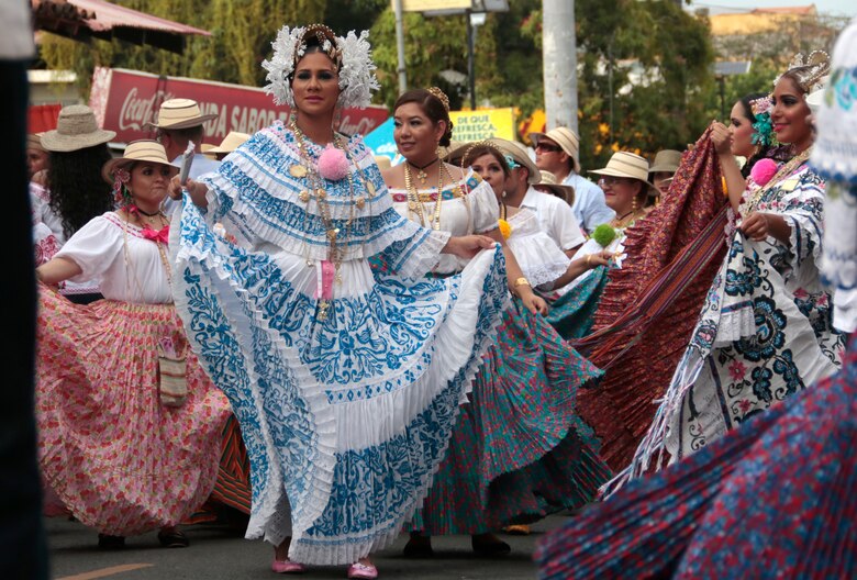 Carnaval, folclore y el sombrero pintao panameño en la feria de turismo de Madrid