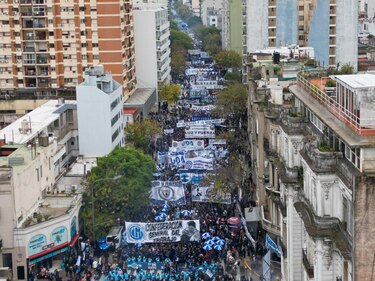 Gremios de Argentina rechazan reformas de Milei y ratifican huelga nacional para el 9 de mayo