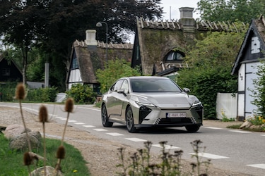 El nuevo Lexus ES combina versiones híbridas y eléctricas con más espacio y tecnología