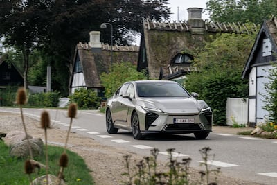 El nuevo Lexus ES combina versiones híbridas y eléctricas con más espacio y tecnología