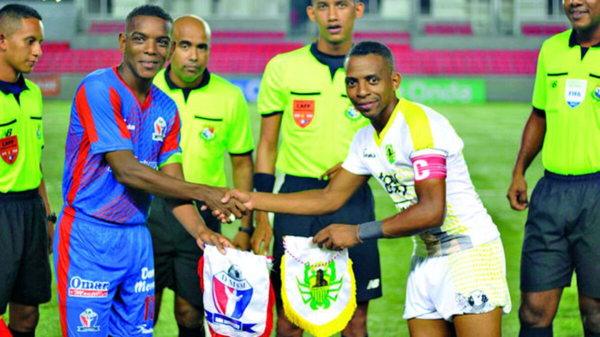 José Justavino (Izq.), como capitán del Municipal en partido de semifinales con el Panamá Viejo. CORTESÍA