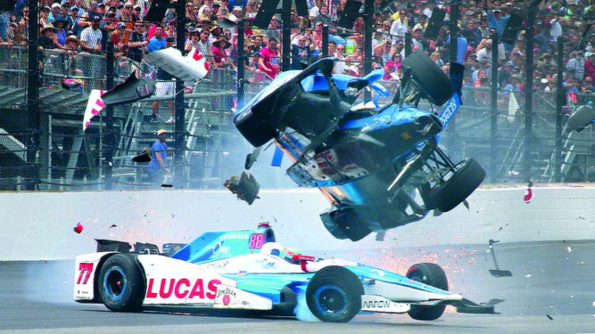 El piloto neozelandés Scott Dixon vuela en su bólido después de impactar con el auto del británico Jay Howard. Salió ileso.