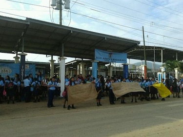 Padres de familia de escuela en Metetí protestan por falta de docentes