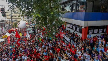 Lula hace caso omiso del plazo para entregarse a la justicia