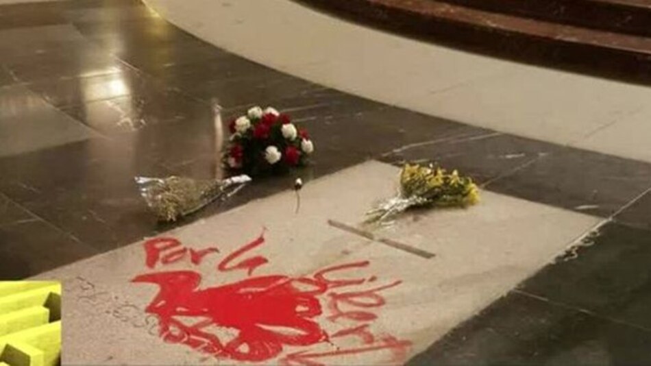 España: arrestan a artista por pintar la tumba de Francisco Franco