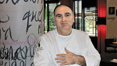 El chef José Andrés denuncia que misiles rusos han destrozado el tren con comida de su ONG