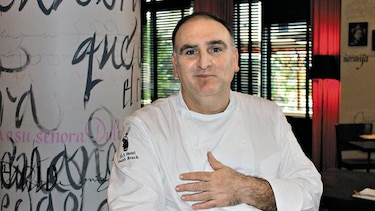 El chef José Andrés denuncia que misiles rusos han destrozado el tren con comida de su ONG