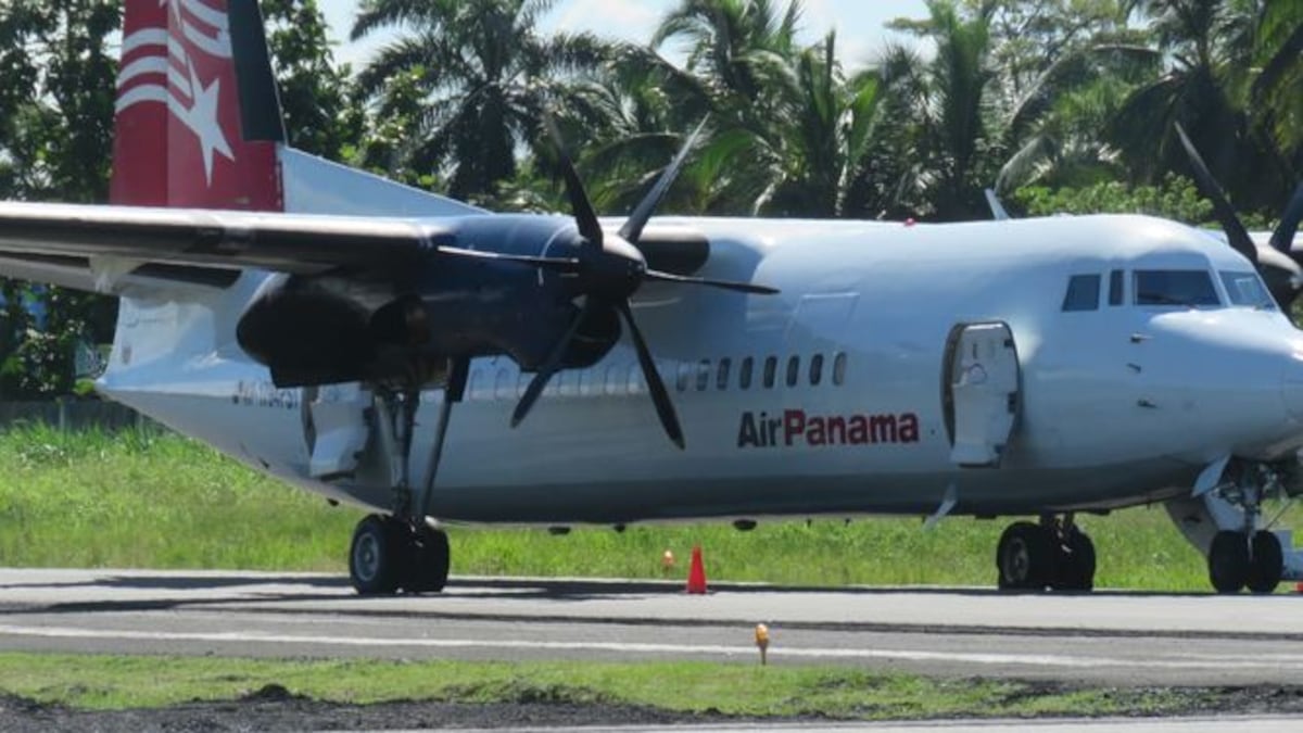 Avión queda con las llantas desinfladas.