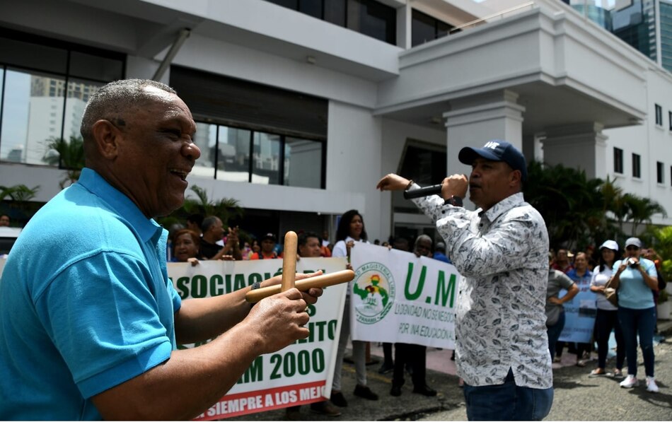 Educadores protestan frente a la sede del MEF por pagos atrasados