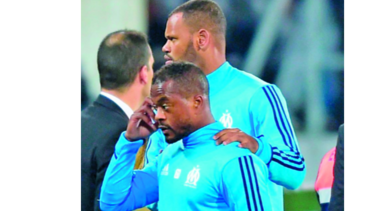 Deschamps manda indirecta a Evra