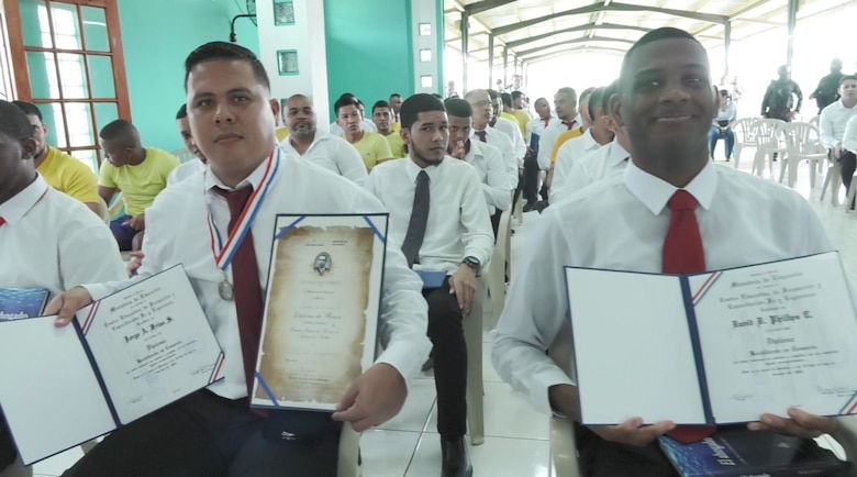 Educación en centros penitenciarios: 89 internos culminan estudios de bachillerato en La Joyita